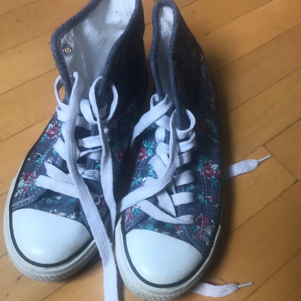 Girls hi tops converse like style. Size 6.